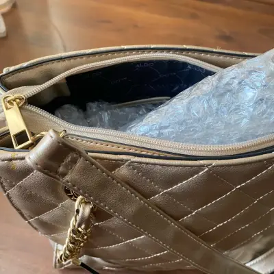 Cartera Gacel dorada  con correa - miniatura 1
