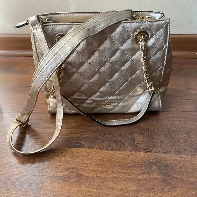 Cartera Gacel dorada con correa - 2