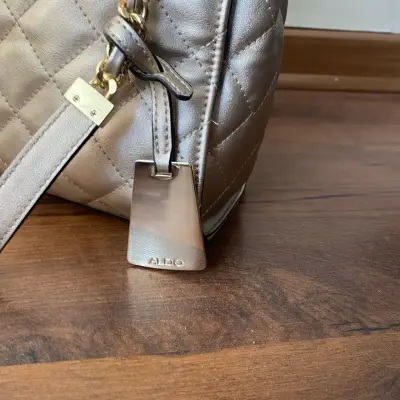 Cartera Gacel dorada  con correa - miniatura 3
