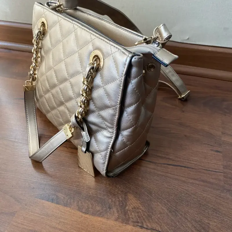 Cartera Gacel dorada con correa - 4