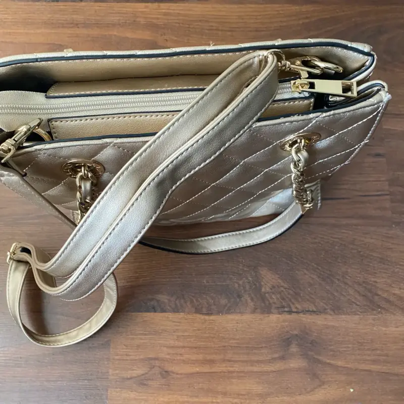 Cartera Gacel dorada con correa - 5
