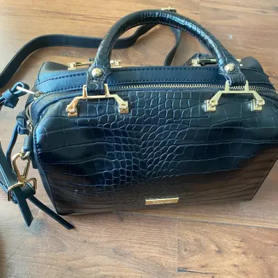 Cartera negra cuero con textura - miniatura 2