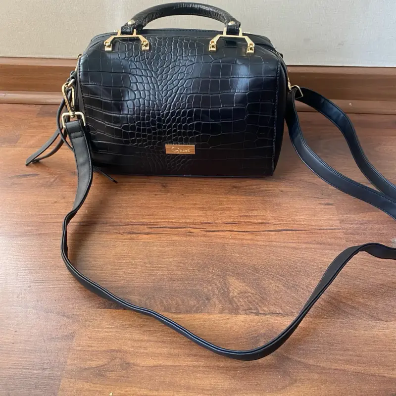 Cartera negra cuero con textura - 6