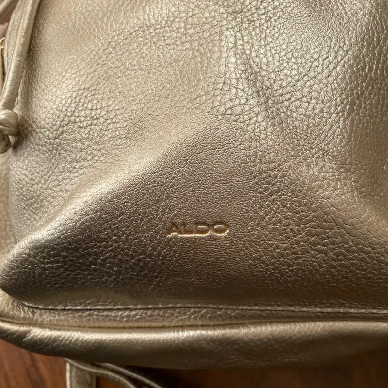 Mochila Aldo dorada elegante - 2