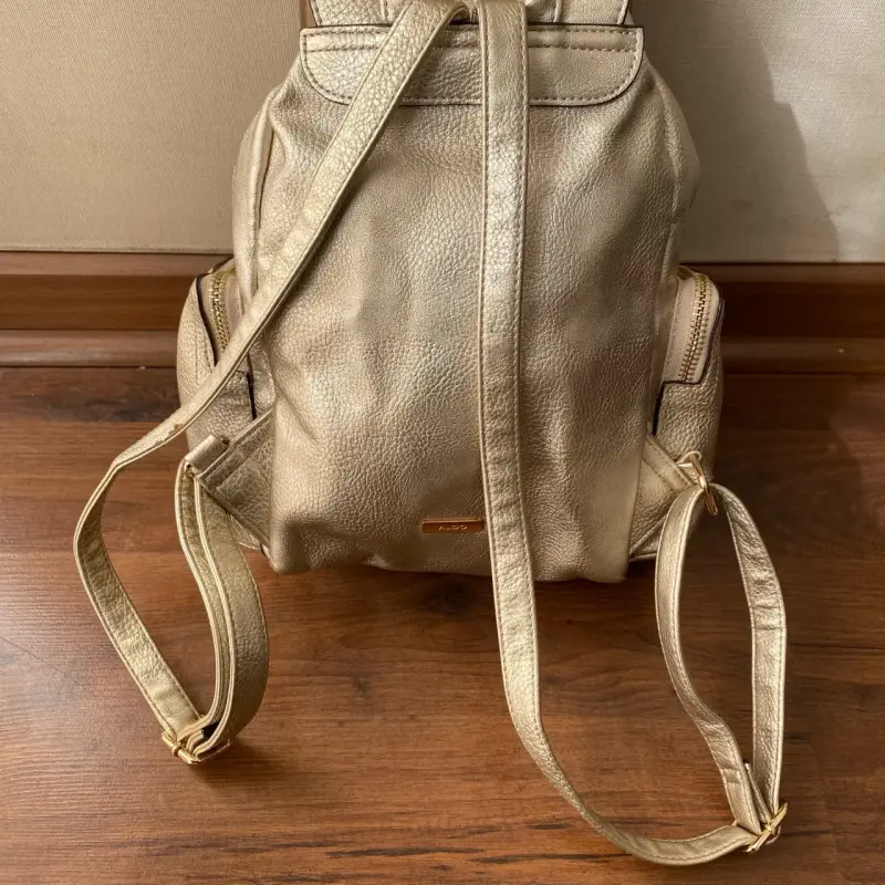 Mochila Aldo dorada elegante - 4