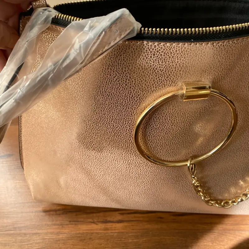 Cartera ALDO de mano cobre dorado con cadena - 2