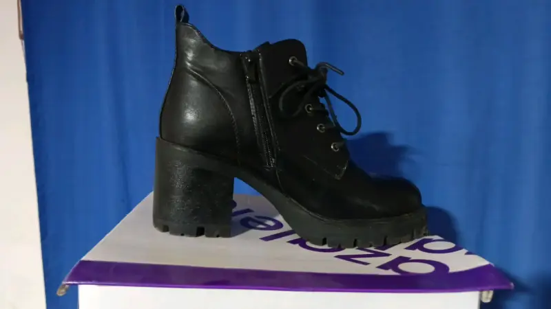 Botín negro con plataforma