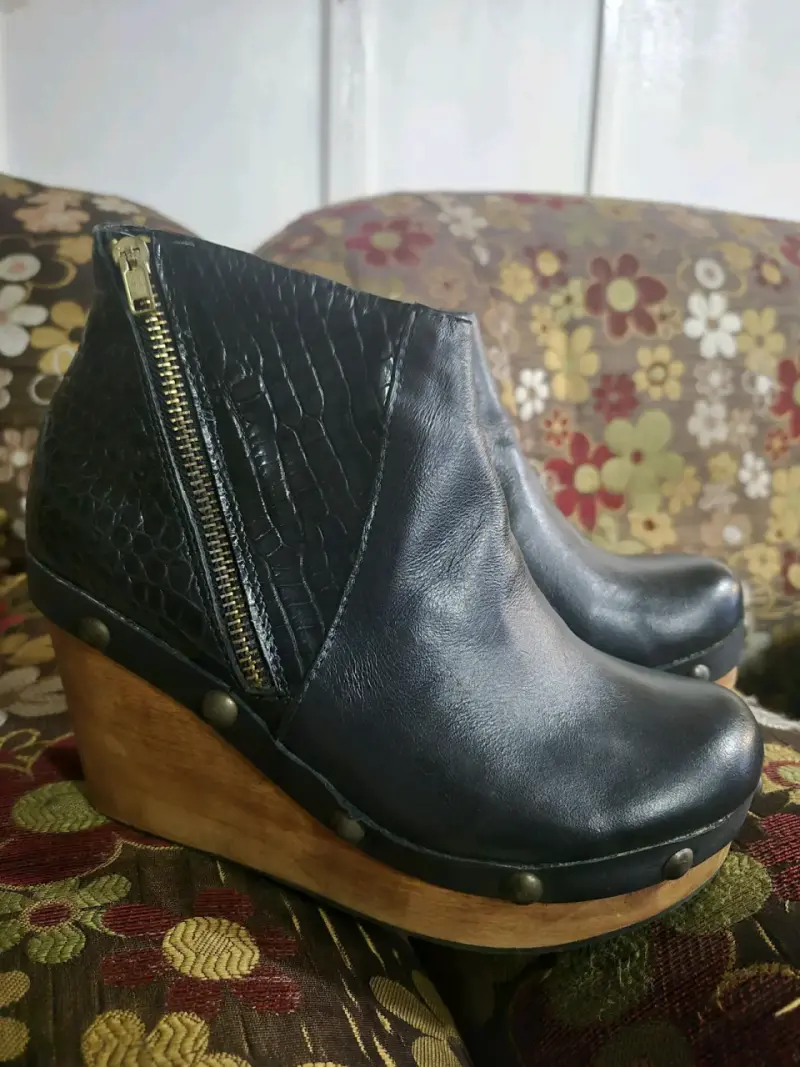 Botines de cuero negro con taco madera - 1
