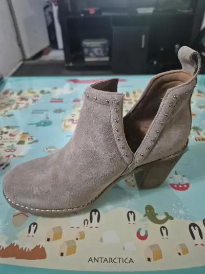 Botines tacón beige con tachas - miniatura 1