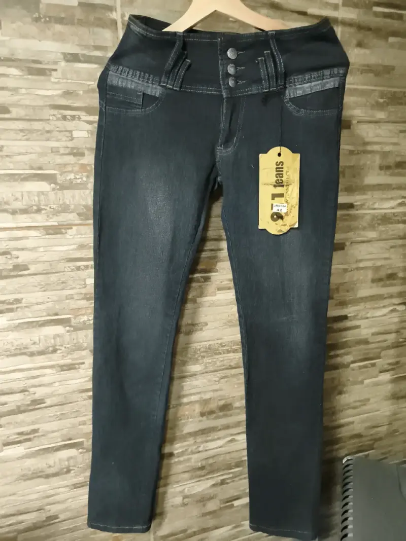 Jeans oscuros con etiqueta - 1