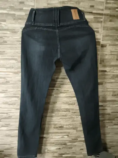 Jeans oscuros con etiqueta - miniatura 2