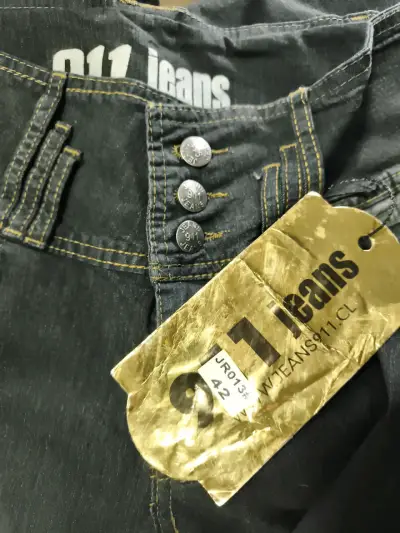 Jeans oscuros con etiqueta - miniatura 3