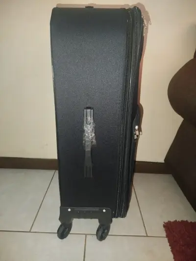 Maleta negra con ruedas - miniatura 3