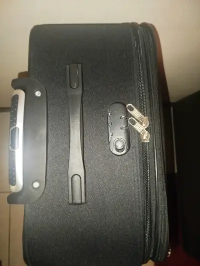 Maleta negra con ruedas - miniatura 5