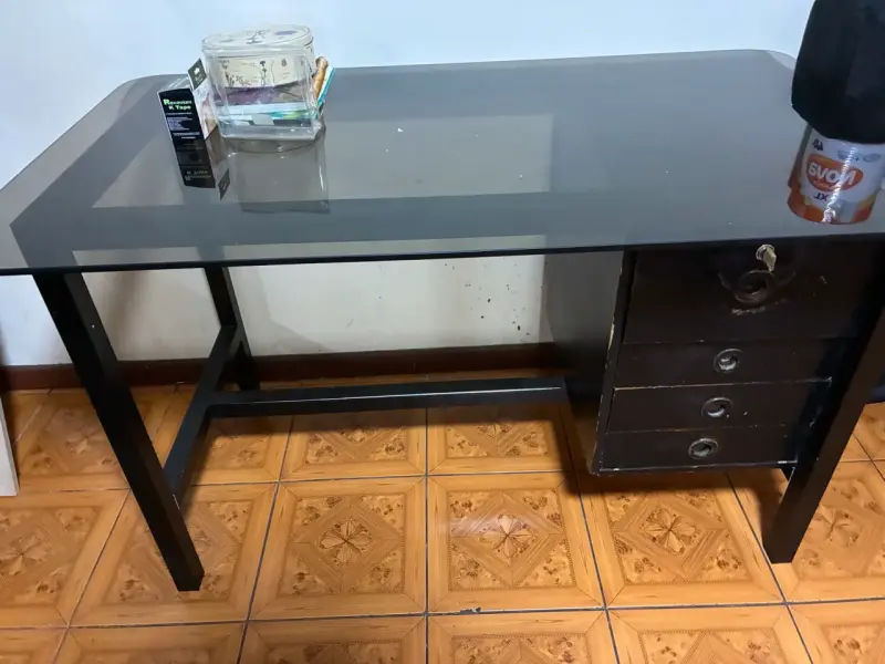 Escritorio de vidrio con cajonera - 1