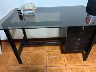 Escritorio de vidrio con cajonera - miniatura 1
