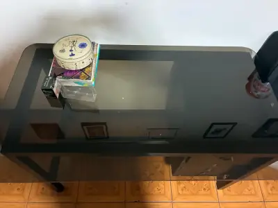 Escritorio de vidrio con cajonera - miniatura 2