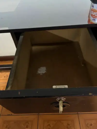 Escritorio de vidrio con cajonera - miniatura 3