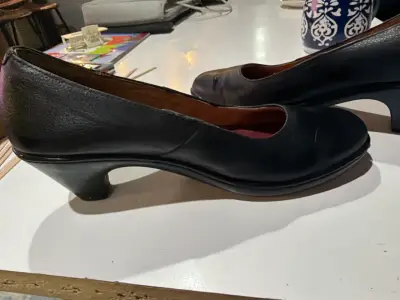 Zapatos de tacón negro clásicos - miniatura 1