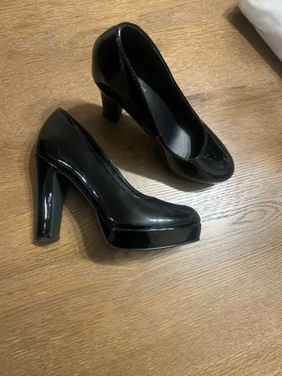 Tacones negros charol - miniatura 2