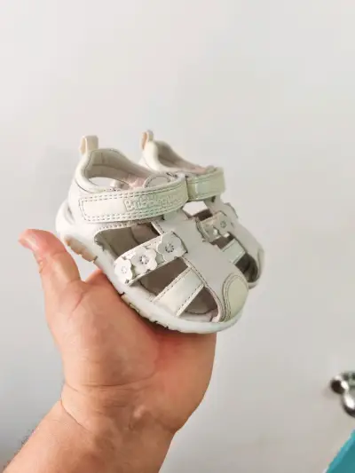 Sandalias color crema para bebé - miniatura 1