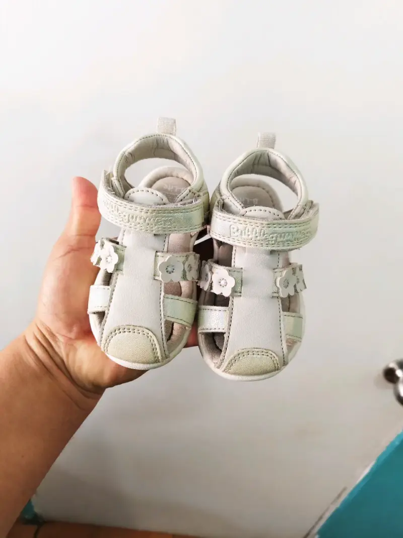 Sandalias color crema para bebé - 2