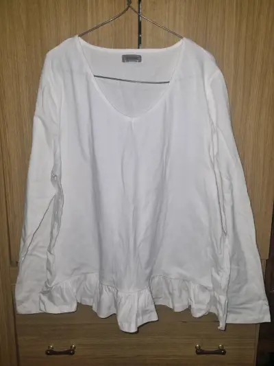 Blusa blanca cuello en V - miniatura 1