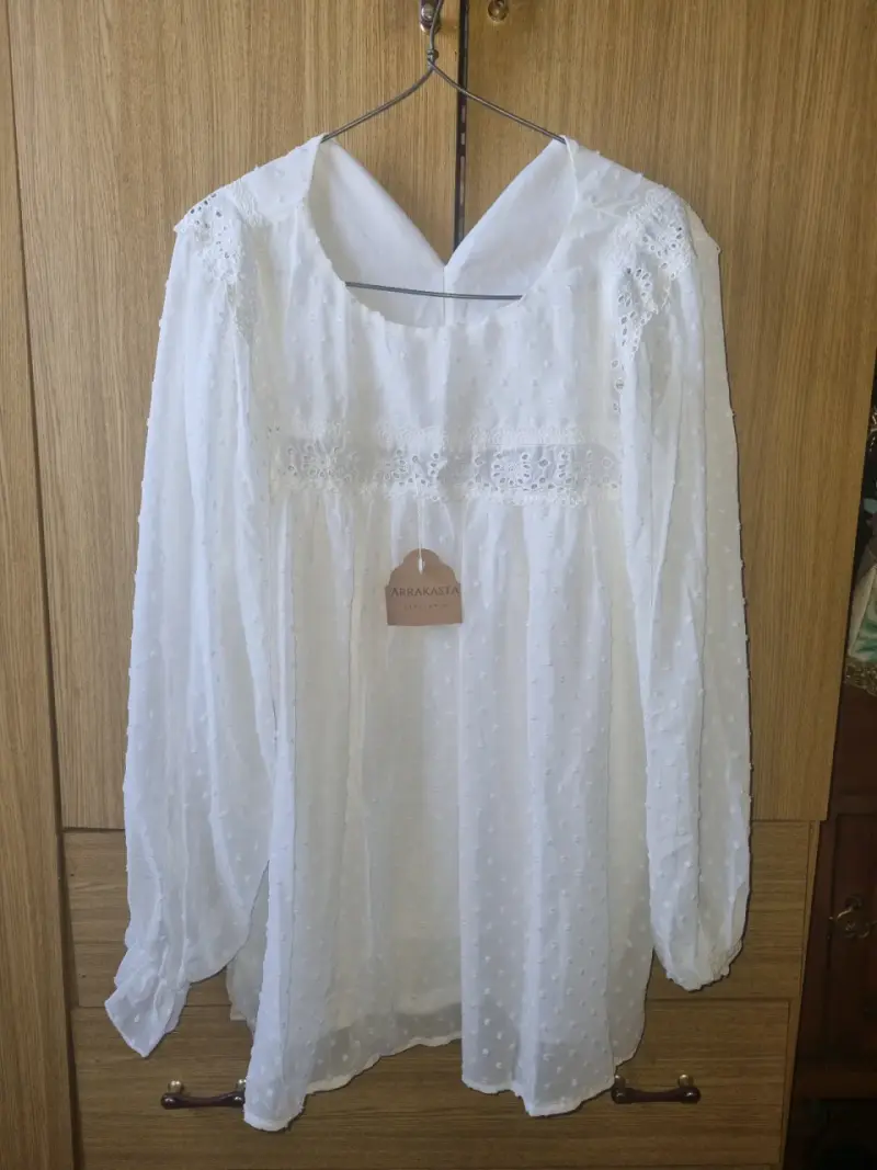 Blusa blanca con encaje