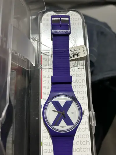 Reloj Swatch púrpura en caja - miniatura 1