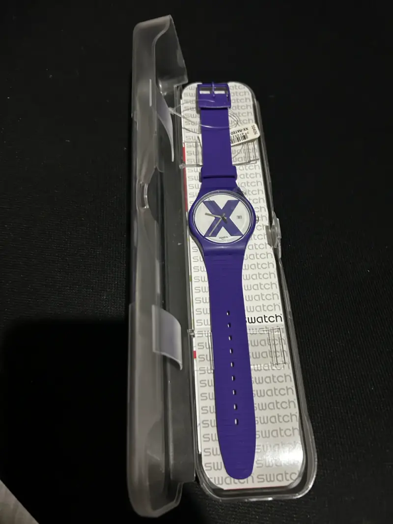 Reloj Swatch púrpura en caja - 3