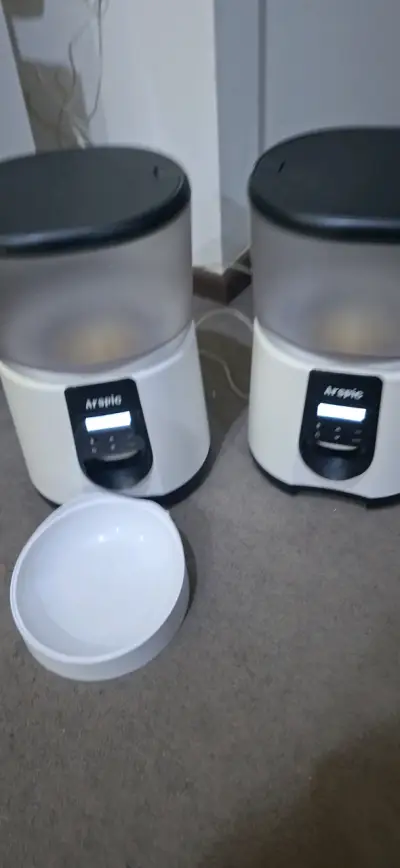 Dispensador automático de comida para mascotas - miniatura 1
