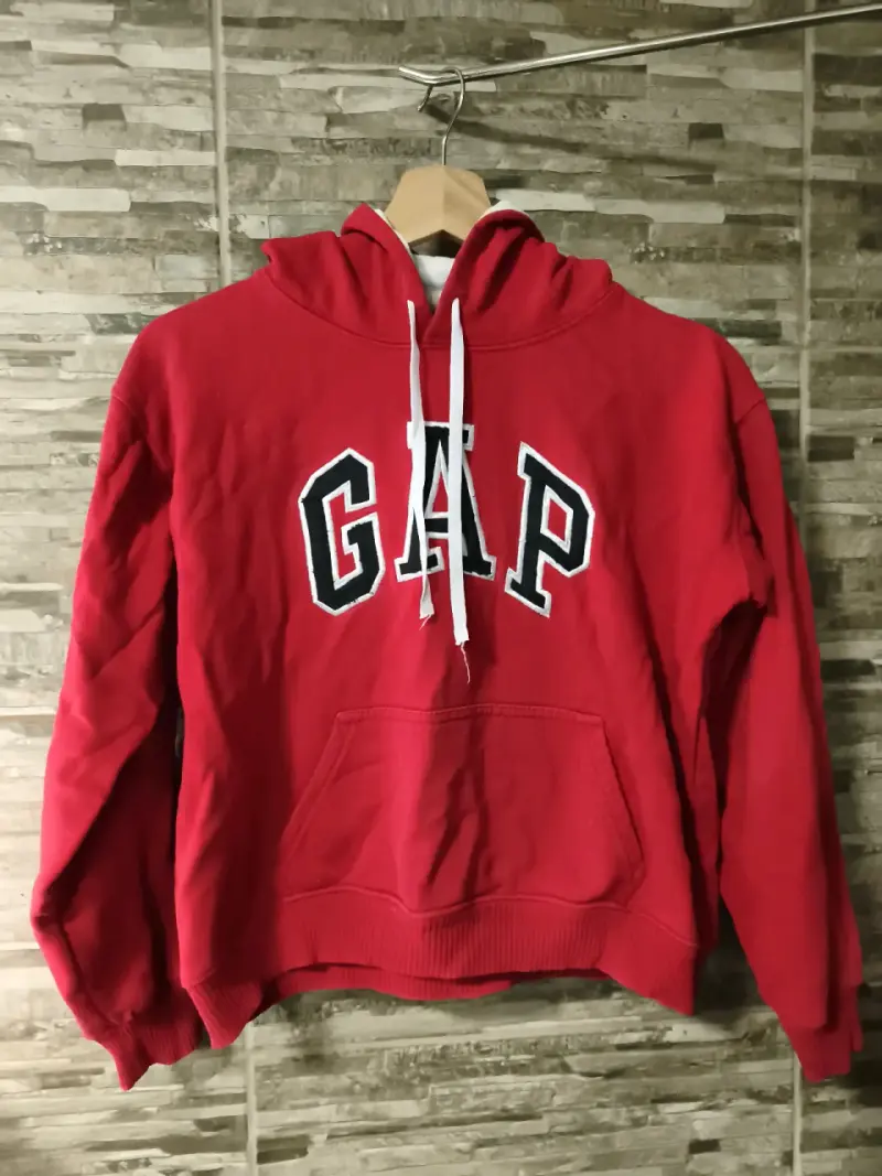 Polerón rojo GAP con capucha