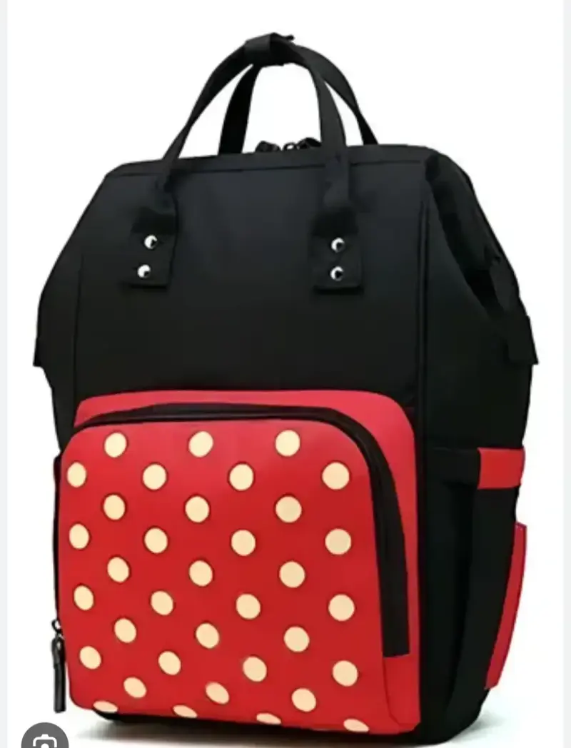 Mochila negra con lunares rojos
