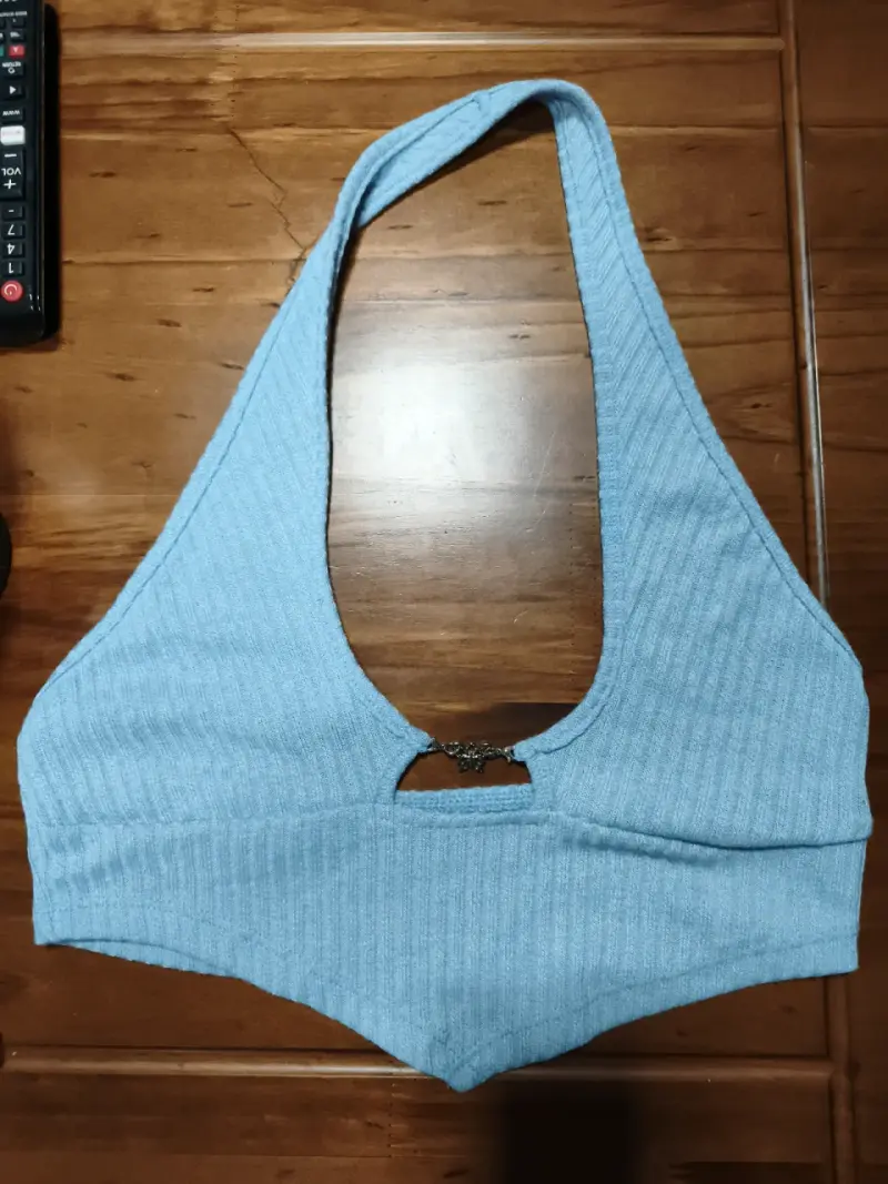 Top halter azul claro