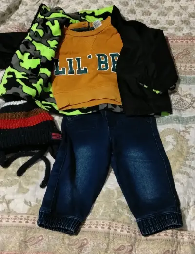 Conjunto infantil con polerón y jeans - miniatura 1