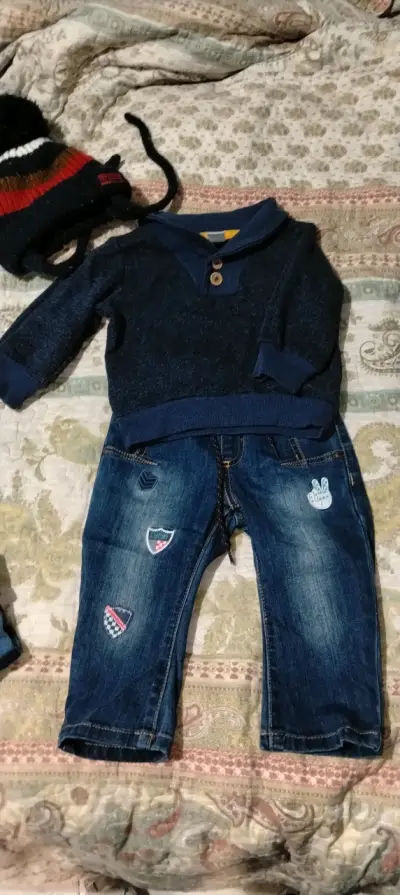 Conjunto infantil con polerón y jeans - miniatura 4