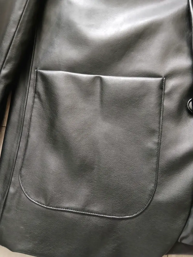 Chaqueta de cuero negra elegante