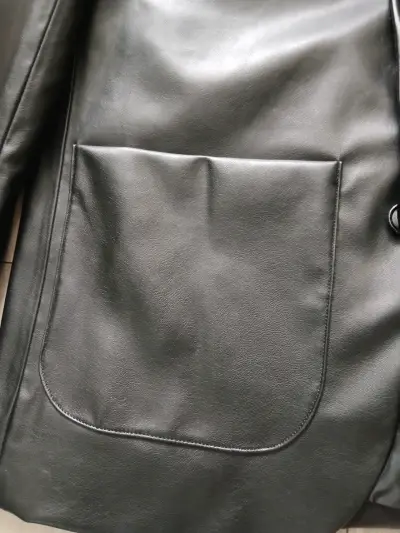 Chaqueta de cuero negra elegante - miniatura 1