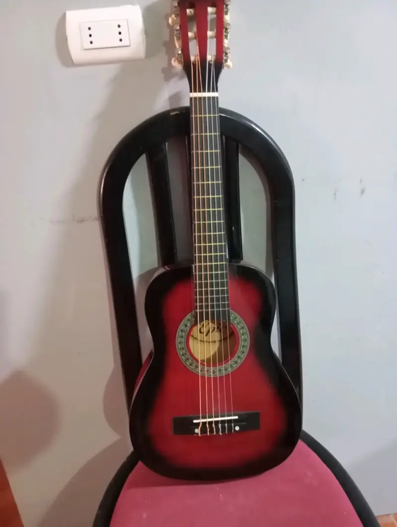 Guitarra clásica roja
