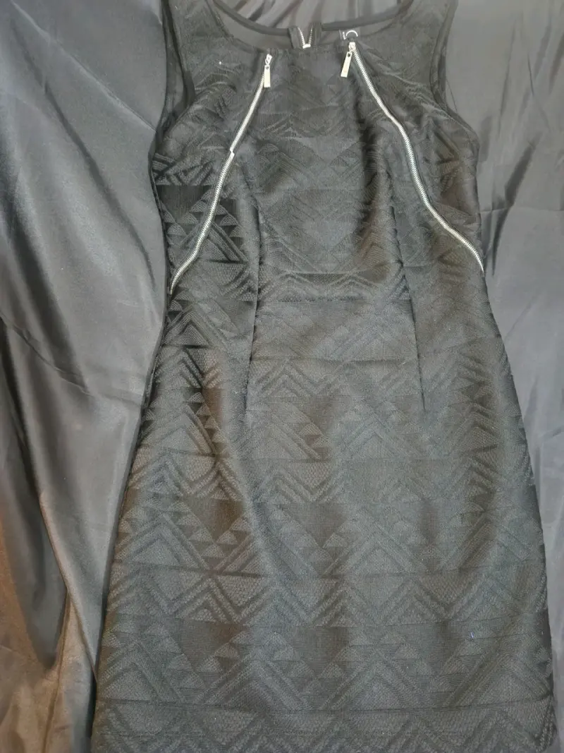 Vestido negro con cremalleras