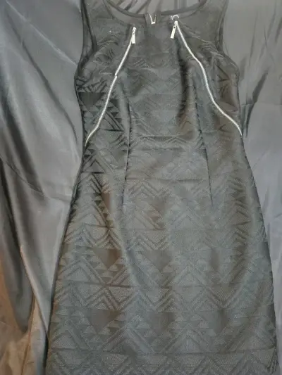 Vestido negro con cremalleras - miniatura 1