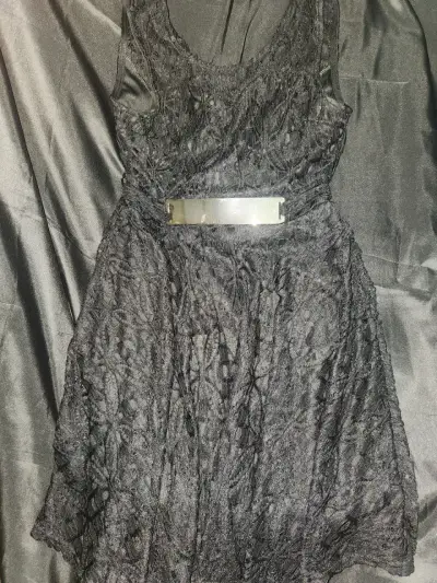 Vestido negro con cremalleras - miniatura 2