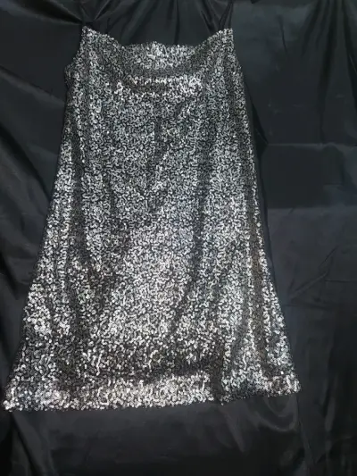 Vestido negro con cremalleras - miniatura 4