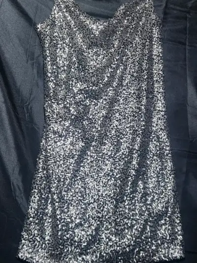 Vestido de noche con brillo negro - miniatura 4