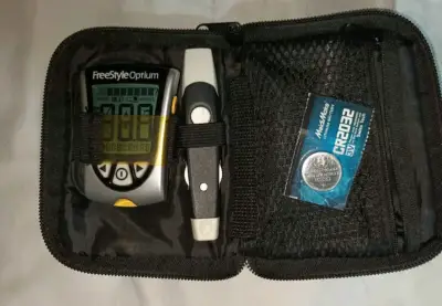 Glucómetro FreeStyle Optium - miniatura 1