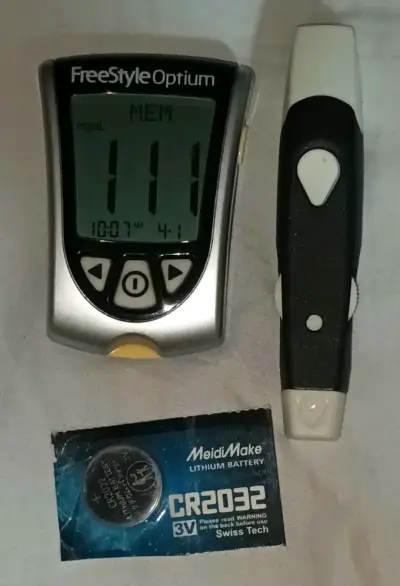 Glucómetro FreeStyle Optium - miniatura 2