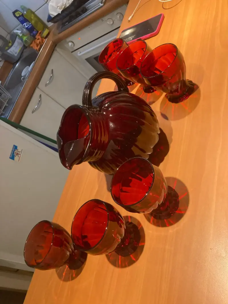 Juego de jarra con vasos rojos