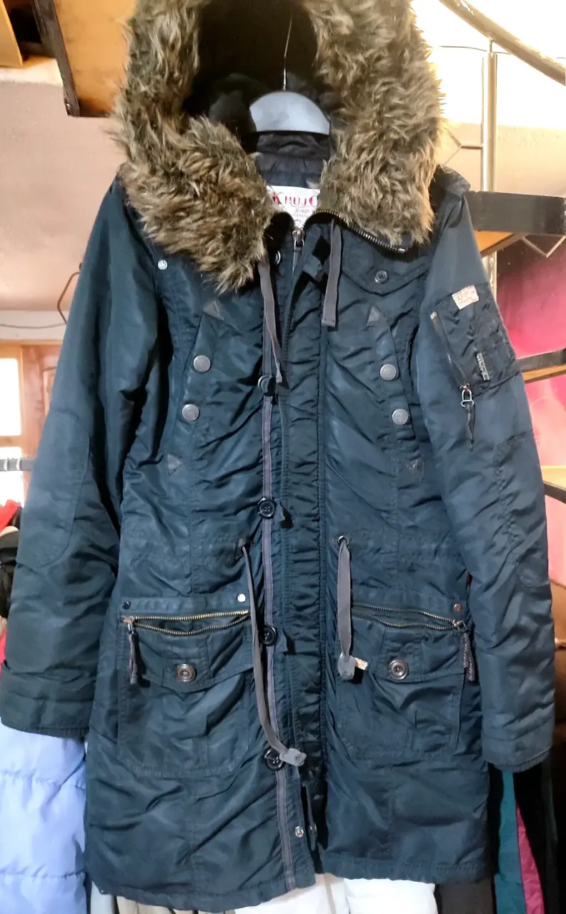 Parka negra con capucha de piel marca khujo