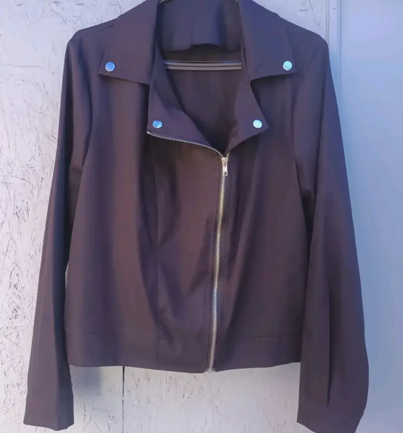 Chaqueta negra con cierre metálico