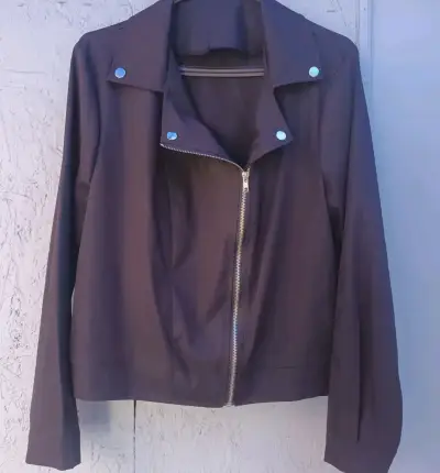 Chaqueta negra con cierre metálico - miniatura 1